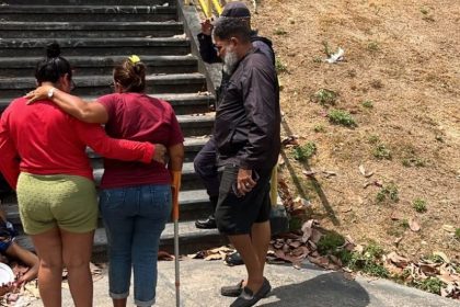Jeferson, de 29 anos, estava caída perto de uma escadaria e foi reconhecido pela mãe (Foto: WhatsApp/reproduçã)