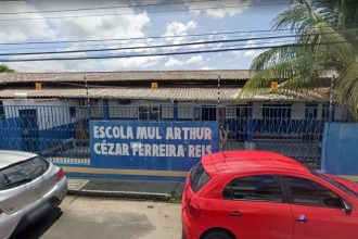O aluno, uma criança de 6 anos, estuda na Escola Municipal Arthur Cezar Ferreira Reis (Foto: GoogleMaps/reprodução)