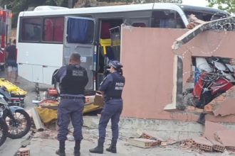 Ele ficou ferido e a estrutura de concreto foi destruída (Foto: WhatsApp/reprodução)