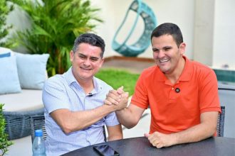 O atual prefeito de Manaus, Renato Júnior, apoia o ex-prefeito da capital, David Almeida como candidato ao governo do Amazonas (Foto: Divulgação)