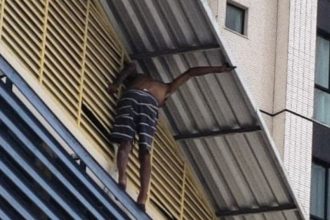 Encurralado por policiais militares, o suspeito acabou se entregando (Foto: WhatsApp/reprodução)