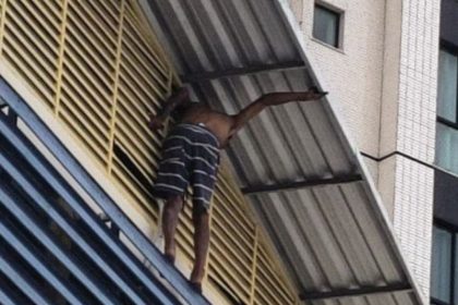 Encurralado por policiais militares, o suspeito acabou se entregando (Foto: WhatsApp/reprodução)