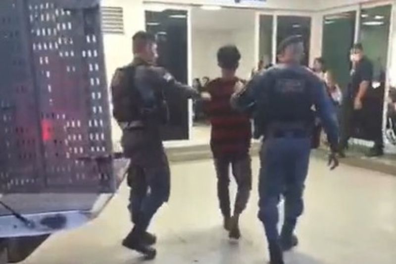 Após negociação, o homem foi contido e preso pela Polícia Militar (Foto: WhatsApp/reprodução)