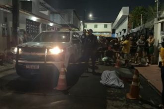 Gabriel Aguiar, de 19 anos, foi abordado por suspeitos ao voltar para casa e atingido por vários tiros (Foto: WhatsApp/reprodução)