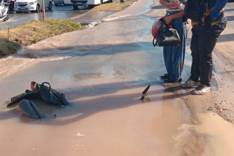 Motociclista caiu em buraco e moto ficou parcialmente submersa (Foto: WhatsApp/Reprodução)