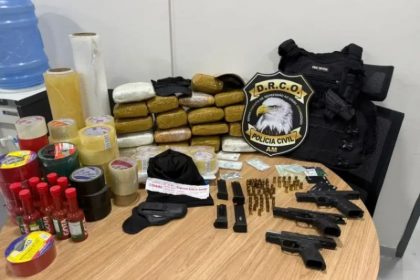 Entres os materiais apreendidos estão 50 quilos de drogas e três pistolas (Foto: WhatsApp/reprodução)