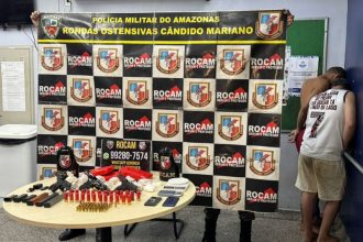 Os dois suspeitos foram presos com drogas e três pistolas em uma casa na zona norte de Manaus (Foto: Divulgação)