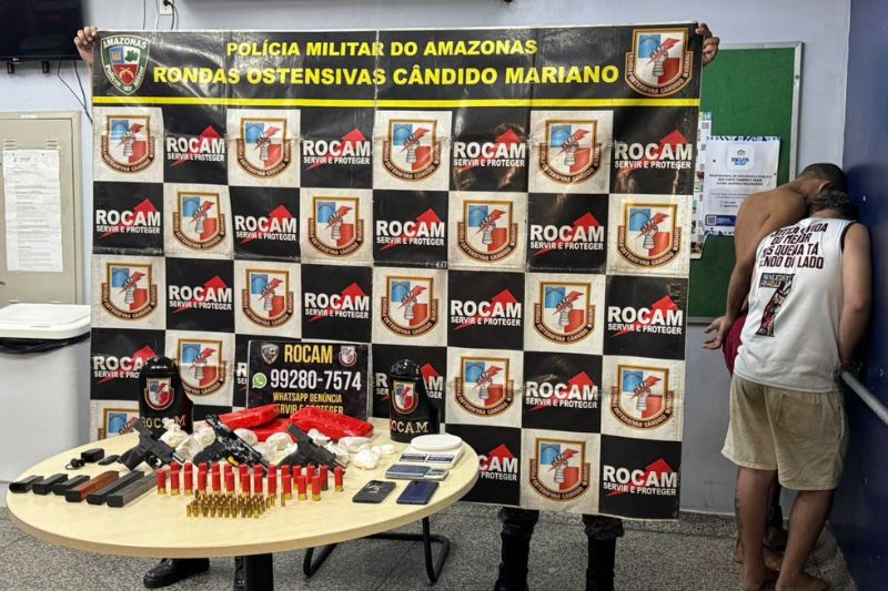 Os dois suspeitos foram presos com drogas e três pistolas em uma casa na zona norte de Manaus (Foto: Divulgação)
