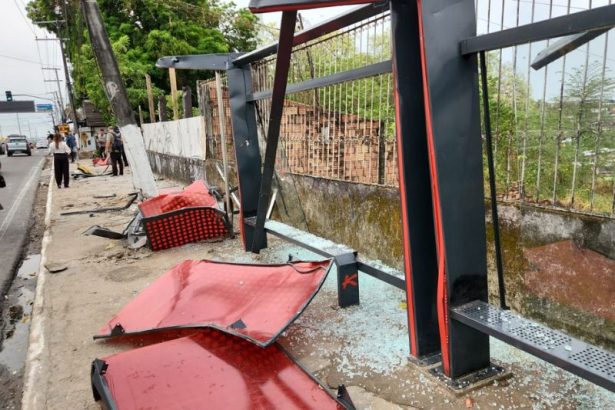 Com o impacto, a estrutura de metal e vidro ficou destruída (Foto: WhatsApp/reprodução)
