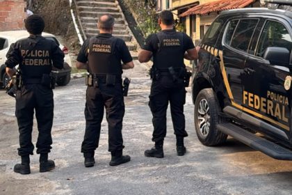 Agentes federais em casa de suspeito de abuso sexual infantil, que foi preso (Foto: PF/Divulgação)