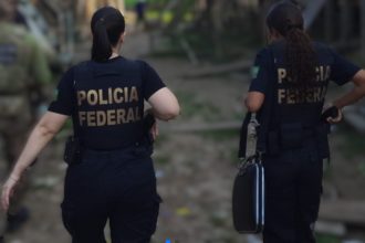 Agentes federais cumprem mandados na Operação Papel Fantasma em Tabatinga (Foto: PF/Divulgação)