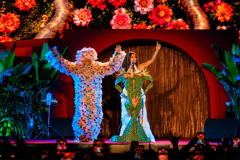 Dançarino com Anitta em show: muda de Lara Saunders exalta música da cantora (Foto: Divulgação)