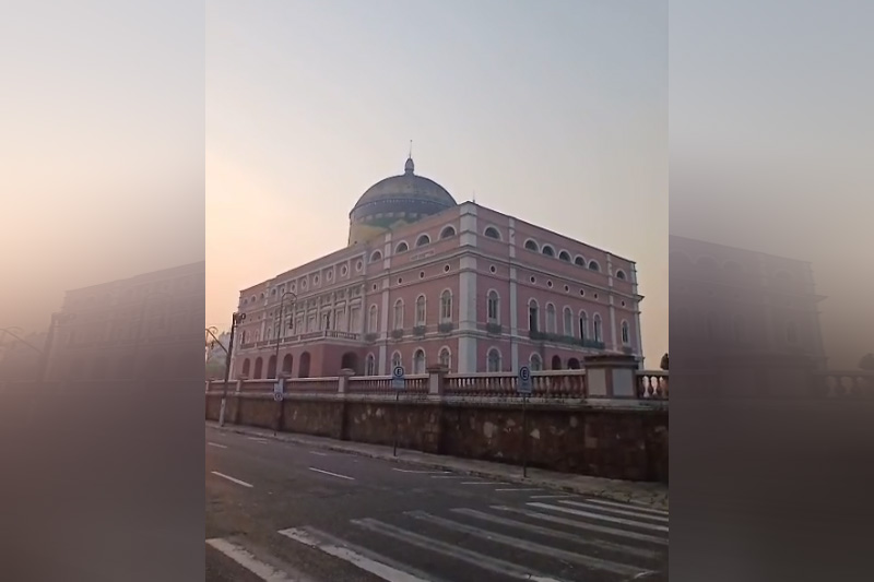 Teatro Amazonas no Centro de Manaus: paisagem opaca gerada pela fumaça (Imagem: WhatsApp/Reprodução)