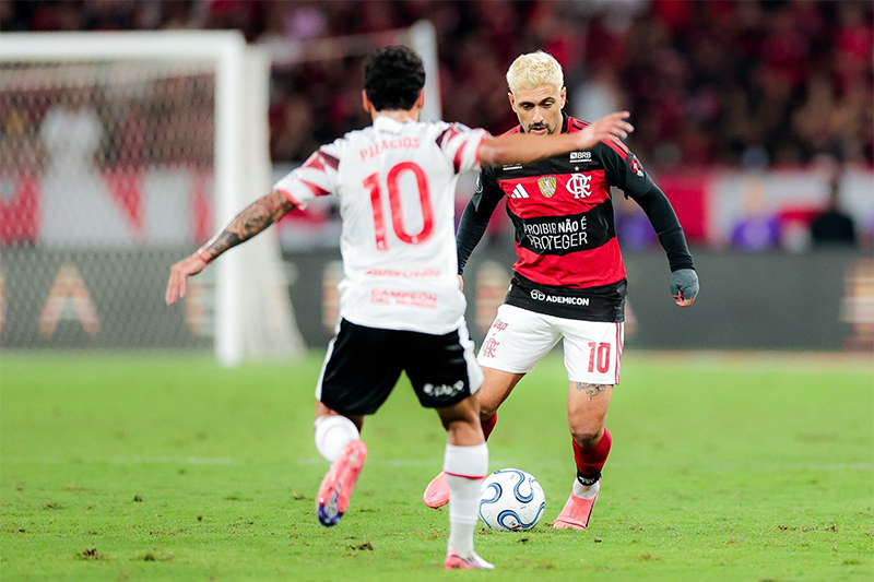 Arrascaeta em lance de jogo: Flamengo empatou em 0 a 0 e perdeu nos pênaltis (Foto: Gilvan de Souza/CRF)
