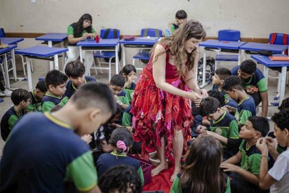 Erika Genebra na interação com alunos: arte e performance (Foto: Margarita Rengifo/Divulgação)
