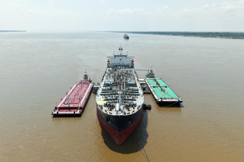 Transferência de petróleo para balsas é feita em Itacoatiara (Foto: Grupo Atem/Divulgação)