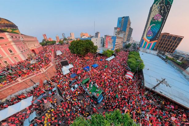 Multidão no Centro Histórico de Manaus em ato pró-Lula