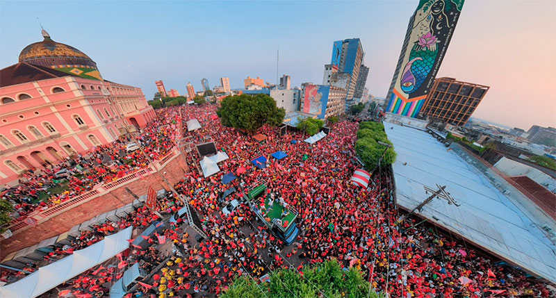 Multidão no Centro Histórico de Manaus em ato pró-Lula