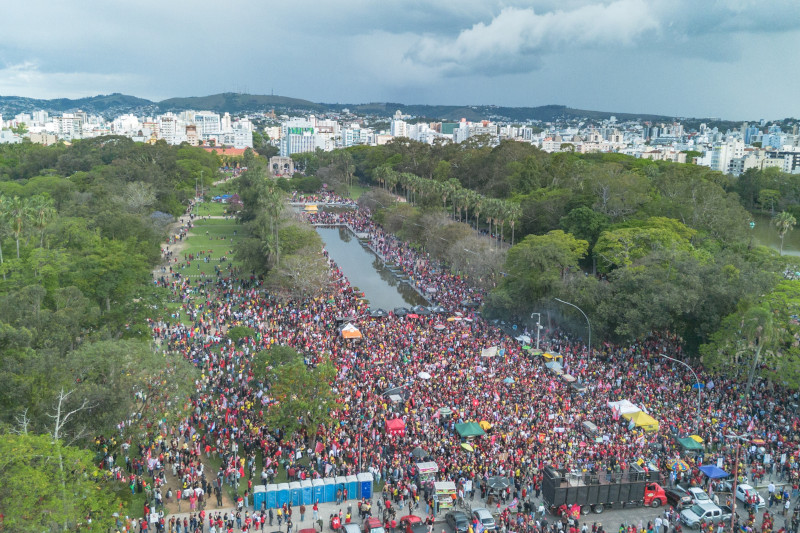 Manifestação a favor do presidente Lula em Porto Alegre: apoio na reta final da eleição (Foto: Evandro Leal/Enquadrar/Estadão Conteúdo)