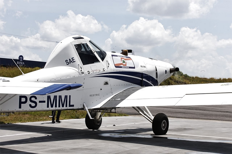 Avião é utilizado para apagar o fopgo em áreas de difícil acesso para as equipes terrestres (Foto: Corpo de Bombeiros/Divulgação)