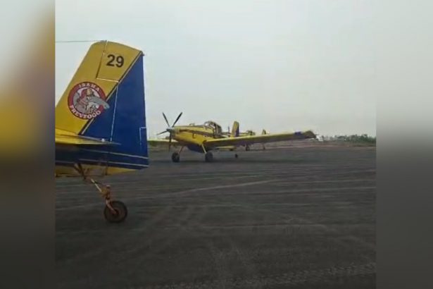 Aviões Air Tractor são utilizados para despejar água no fogo e fumaça impediu voos (Imagem: WhatsApp/Reprodução)