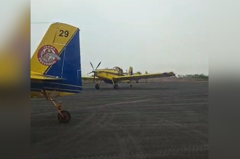 Aviões Air Tractor são utilizados para despejar água no fogo e fumaça impediu voos (Imagem: WhatsApp/Reprodução)