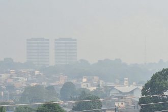 Bairro Petrópolis encoberto pela fumaça. Na área de Aparecida, a concentração de partículas poluentes é pior (Foto: AM ATUAL)