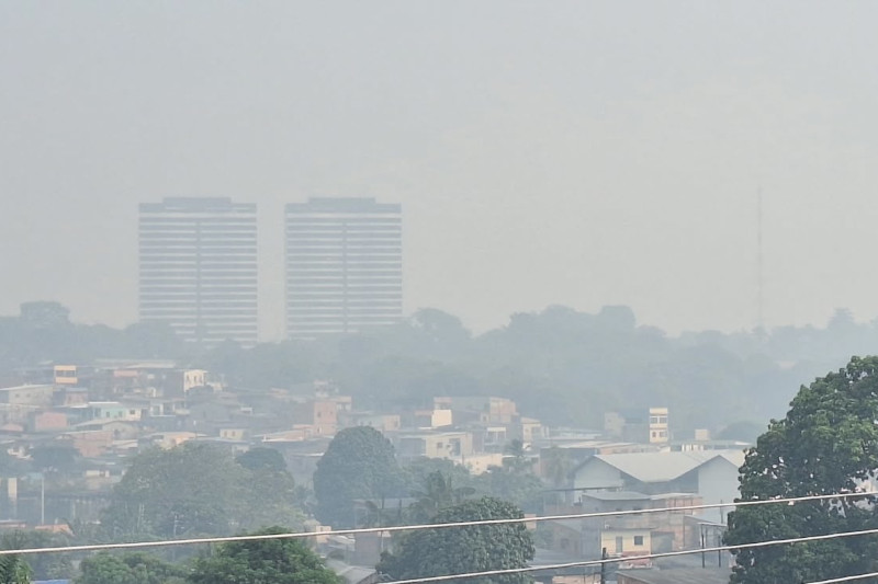 Bairro Petrópolis encoberto pela fumaça. Na área de Aparecida, a concentração de partículas poluentes é pior (Foto: AM ATUAL)