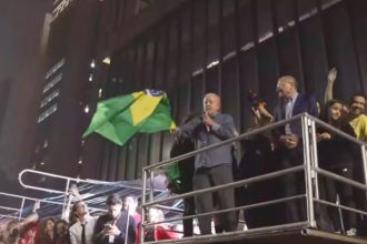 Presidente Lula na Avenida Paulista: agradecimento pela reeleição e promessa de governo popular (Imagem: PT YouTube/Reprodução)