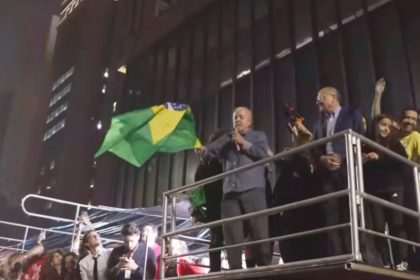 Presidente Lula na Avenida Paulista: agradecimento pela reeleição e promessa de governo popular (Imagem: PT YouTube/Reprodução)