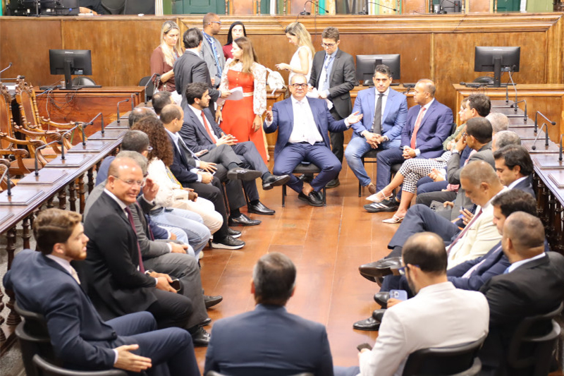 Vereadores na Câmara de Salva dor: Justiça barra entrega de título em ato eleitoral a Flávio Bolsonaro (Foto: Antonio Queirós/CMS)