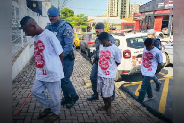 Jovens presos estavam vestindo camisa com propaganda do PT. Deputado acusam PMs de forjar cena (Imagem: Instagram/PMSP)