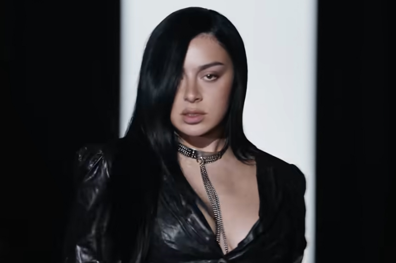 Cantora Charli XCX terá participação especial em filme (Imagem: YouTube/Reprodução)