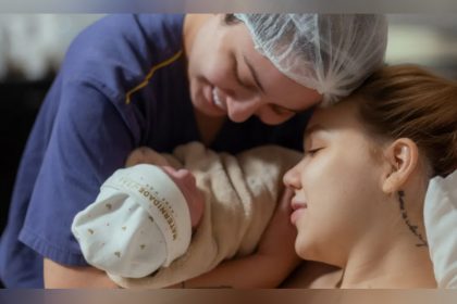 Mari Fernandez ecom Júlia Ribeiro e a filha: gravidez a partir de fertilização in vitro (Foto: @marifernandez/Instagram)