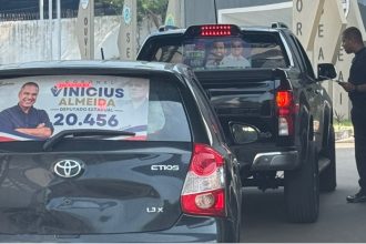 Carros de servidores da SSP são abordados na chegada à Secretaria (Foto: WhatsAPp/Reprodução)