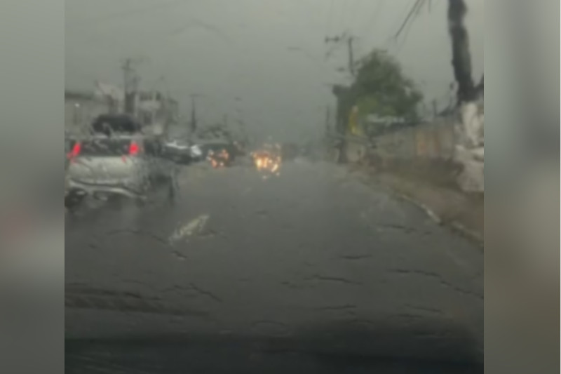 Chuva intensa em Manaus na manhã deste domingo alivou poluição do ar pela fumaça (Imagem: WhatsApp/Reprodução)