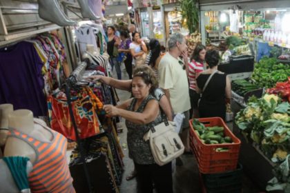 Pequenos comerciantes serão os mais afetados com cortes de auxílios sociais (Foto: Joédson Alves/ABr)