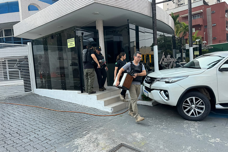 Policialsaiu de condomínio com computador em investigação sobre violação do ECA (Goto: WhatsApp/Divulgação)