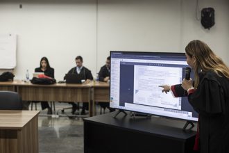 No julgamento, a promotora Suelen Shirley Rodrigues expõe as acusações contra o réu (Foto: Raphael Alves/TJAM)