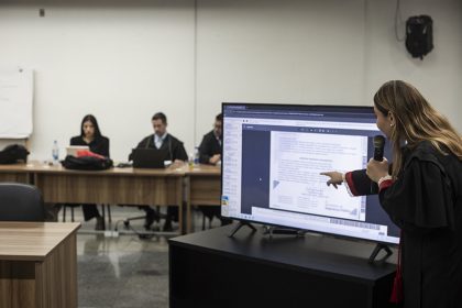 No julgamento, a promotora Suelen Shirley Rodrigues expõe as acusações contra o réu (Foto: Raphael Alves/TJAM)