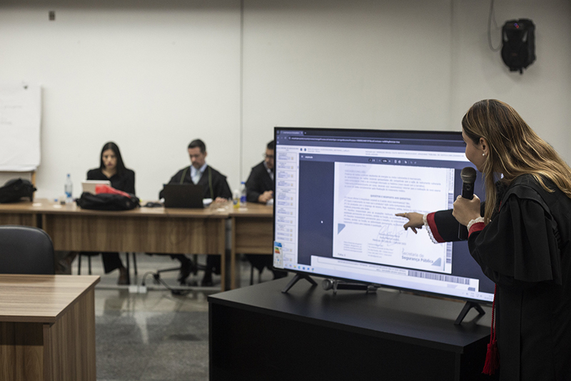 No julgamento, a promotora Suelen Shirley Rodrigues expõe as acusações contra o réu (Foto: Raphael Alves/TJAM)