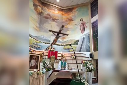 Momento em que a cruz cai da parede da Igreja e atinge o padre (Imagem: YouTube/Reprodução)