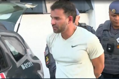 DJ Dani Brasil no mmento em que chegou à delegacia: atropelamento e morte (Imagem: G1SP/YouTube/Reprodução)
