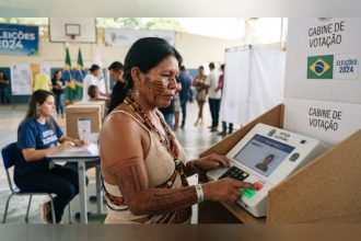 Indígena vota em Mato Grosso: MPF pede à Justiça acesso de eleitores às urnas (Foto: Imagem ilustrativa gerada por IA/Google)
