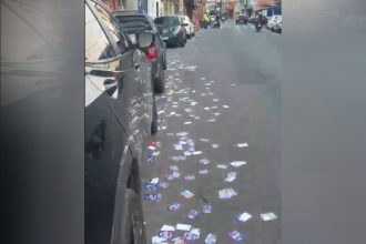 Santinhos em rua de acesso à zona eleitoral: prática é proibida, mas não intimida campanhas (Imagem: Facebook/Reprodução)