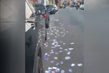Santinhos em rua de acesso à zona eleitoral: prática é proibida, mas não intimida campanhas (Imagem: Facebook/Reprodução)