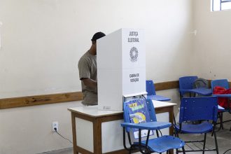 Eleitor em cabine de votação em Manaus: após primeiro turno, curiosidade sobre o segundo dominou buscas no Google (Foto: AM ATUAL)