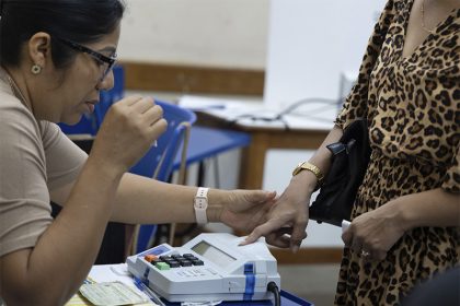Eleitora registra biometria antes de votar: maioria não mudará o voto no segundo turno (Foto: AM ATUAL)