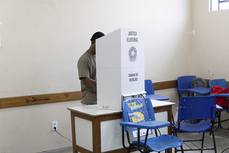 Eleitor em cabine de votação em Manaus: após primeiro turno, curiosidade sobre o segundo dominou buscas no Google (Foto: AM ATUAL)