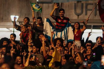 Estudantes da UFF em manifestação no dia seguinte ao primeiro turno das eleições: apoio massivo a Lula (Foto: CAEV UFF Niterói/Divulgação)